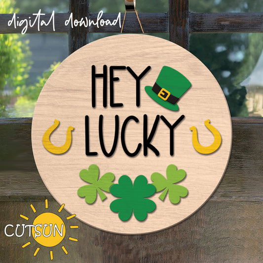 Digital download for a round door hanger featuring a leprechaun's hat, horse shoes and shamrocks.