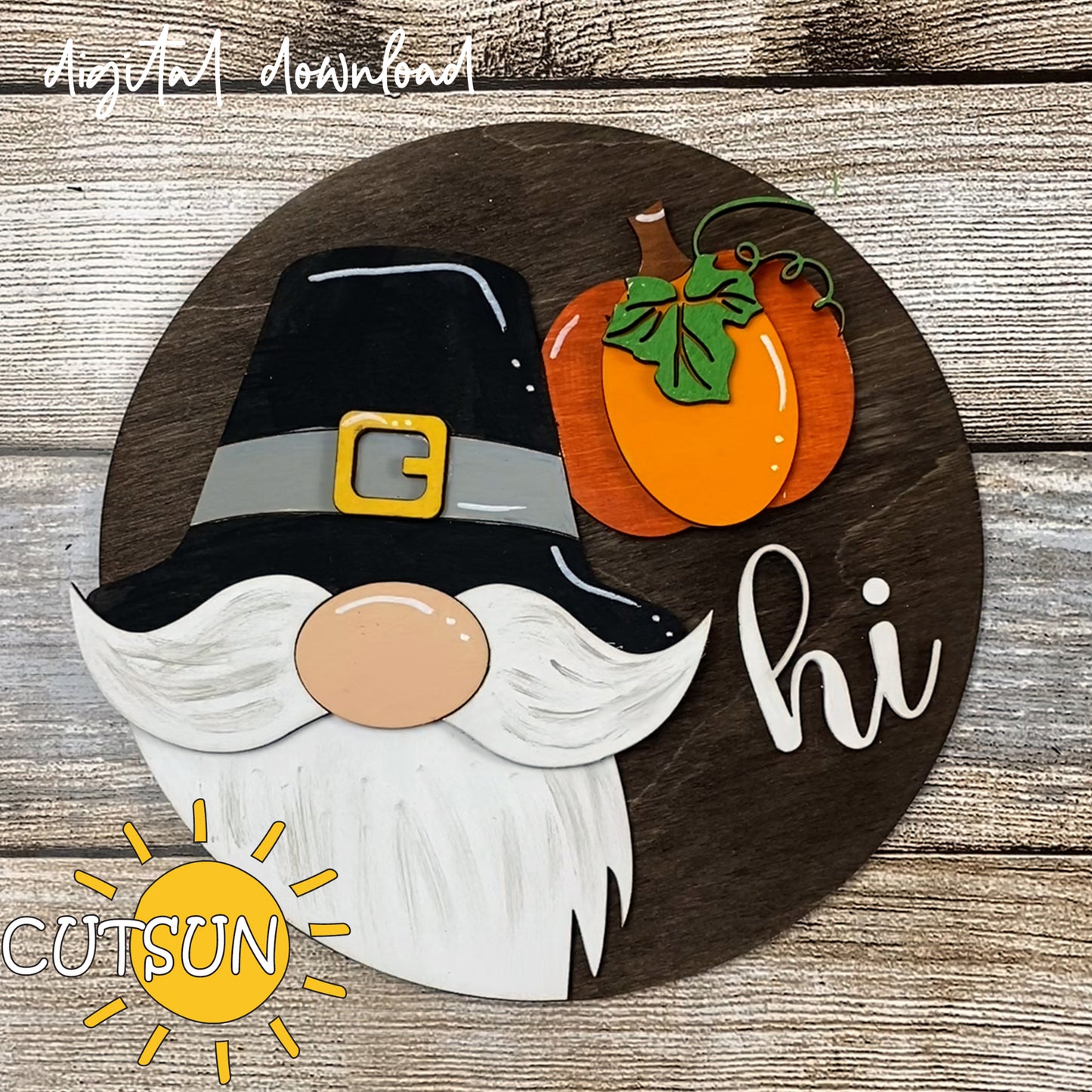 A digital illustration of a round door hanger featuring a cartoon gnome with a pilgrim hat and a pumpkin, with the text 'Hi' on the gnome's hat.