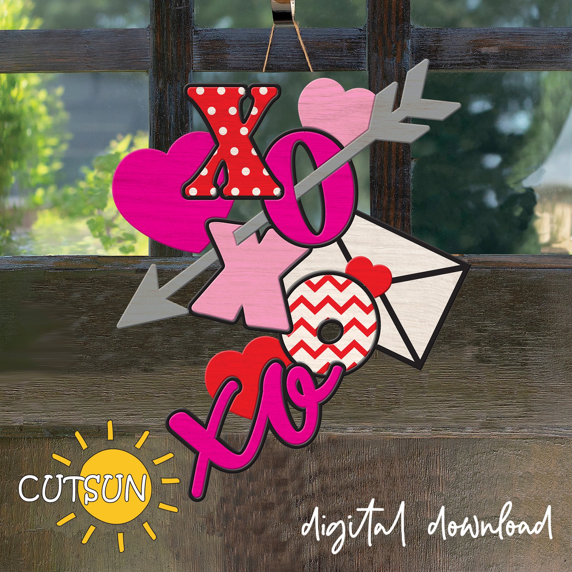 Decorative sign with 'XO' letters and arrows on a wooden background, featuring the brand 'CUTSUN'.