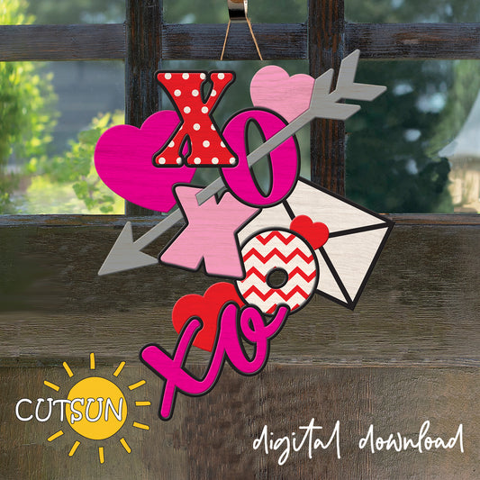 Decorative sign with 'XO' letters and arrows on a wooden background, featuring the brand 'CUTSUN'.