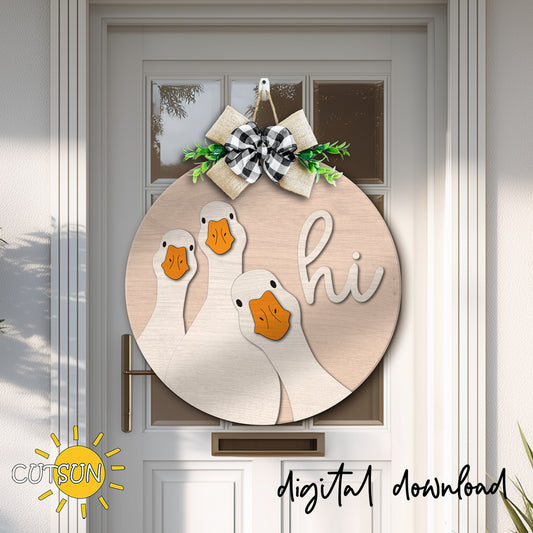 Layered round wooden door sign featuring three curious white geese with orange beaks and a raised “hi” greeting.