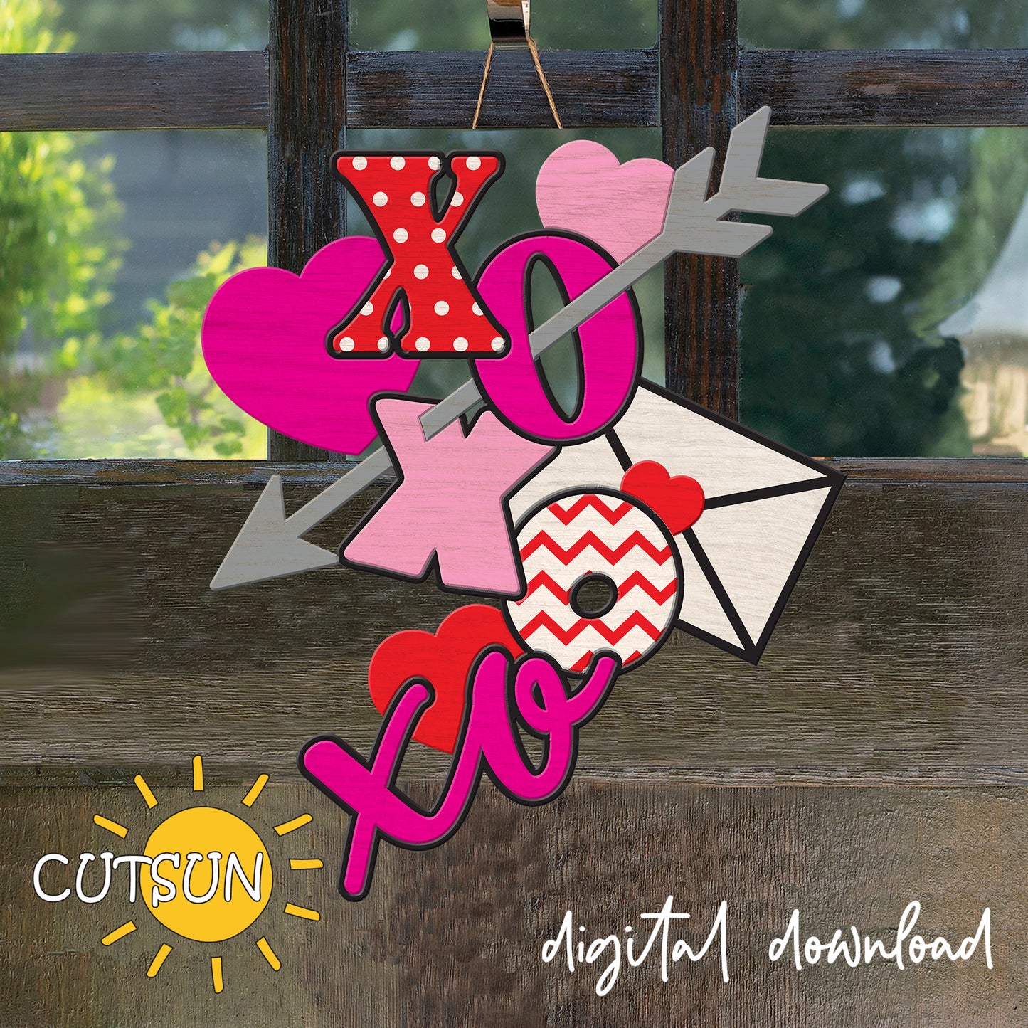 Decorative sign with 'XO' letters and arrows on a wooden background, featuring the brand 'CUTSUN'.